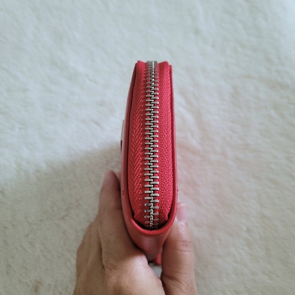 Laura Di Maggio Red❤ Zip Around Card💳 Case - NWT - Picture 8 of 16
